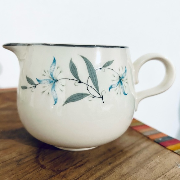 Vintage blue floral design Tea/coffee cups w/creamer - Picture 9 of 10